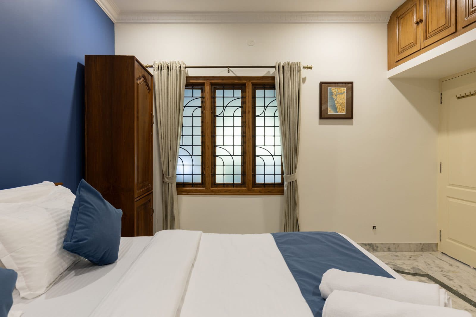 Room 4 from the head of the bed, with the window, the wardrobe and the storage above it